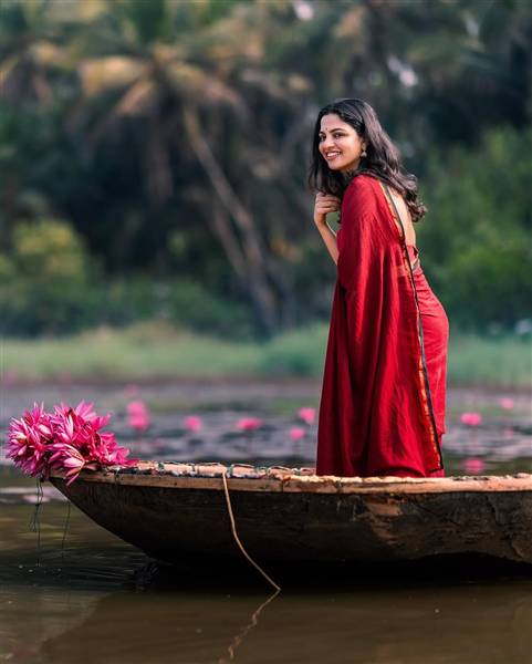 actress nikhila vimal
