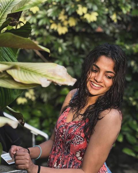 actress nikhila vimal