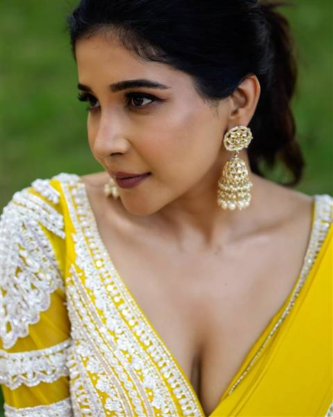 actress sakshi agarwal