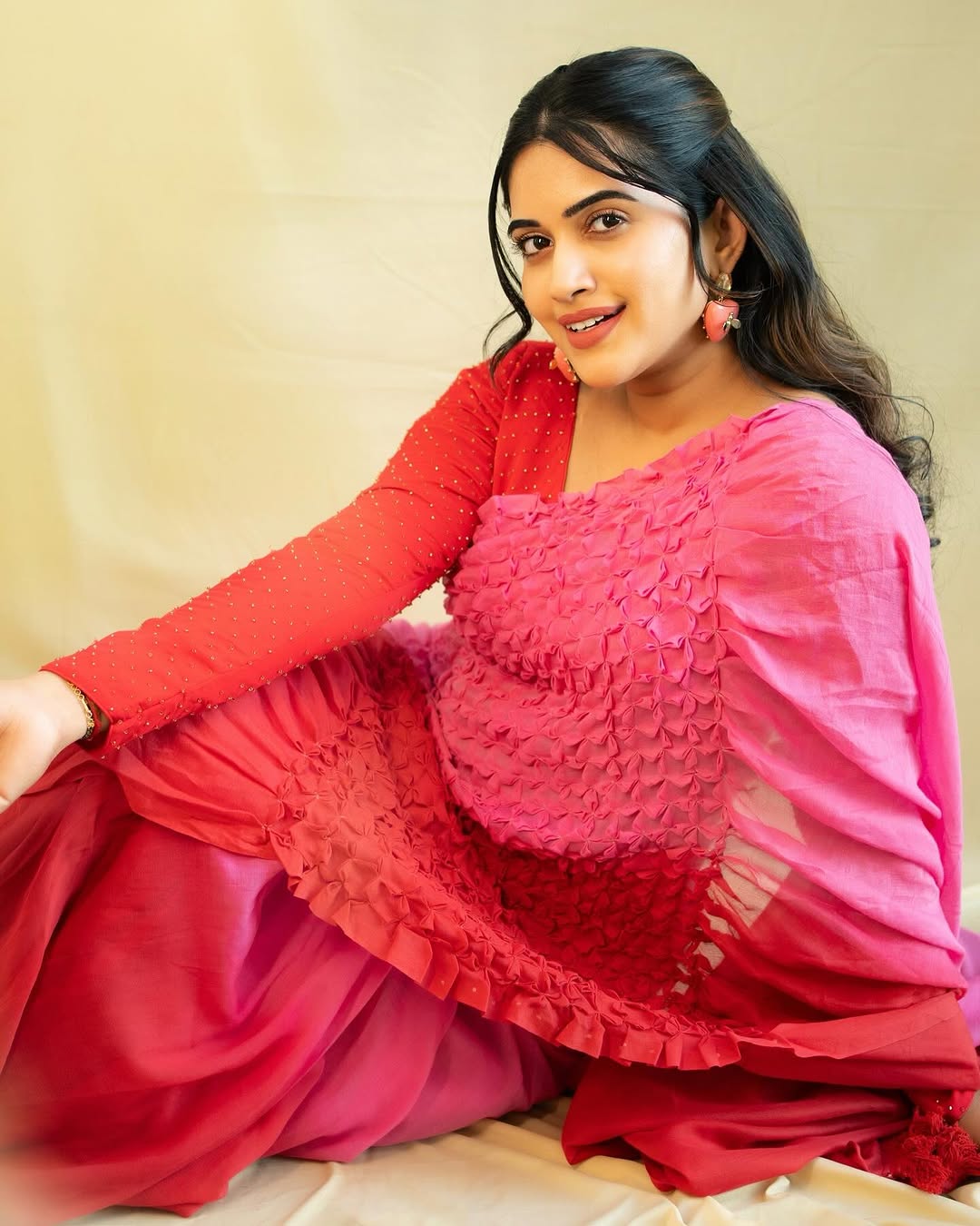 Sravanthi chokkarapu ravishing beauty show