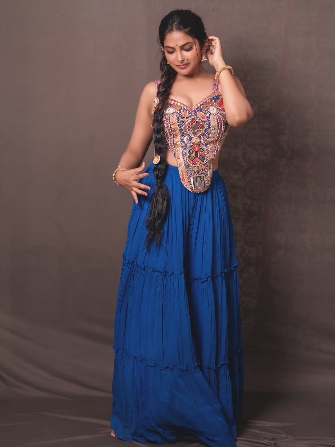 actress Divi Vadthya most recent gorgeous photo