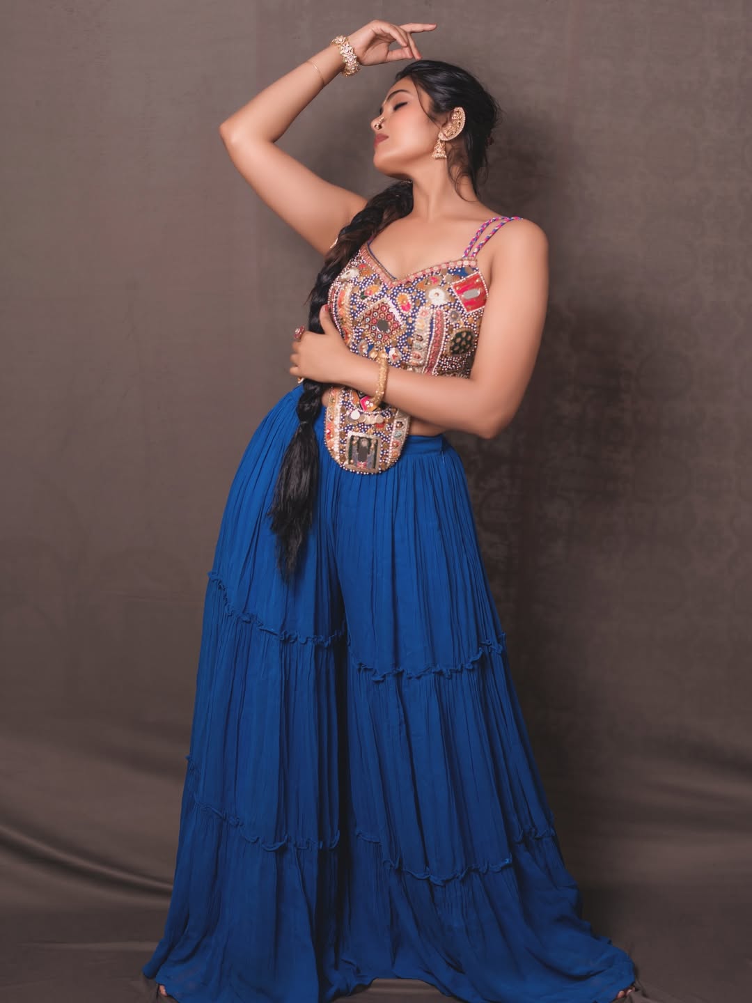 actress Divi Vadthya most recent gorgeous photo