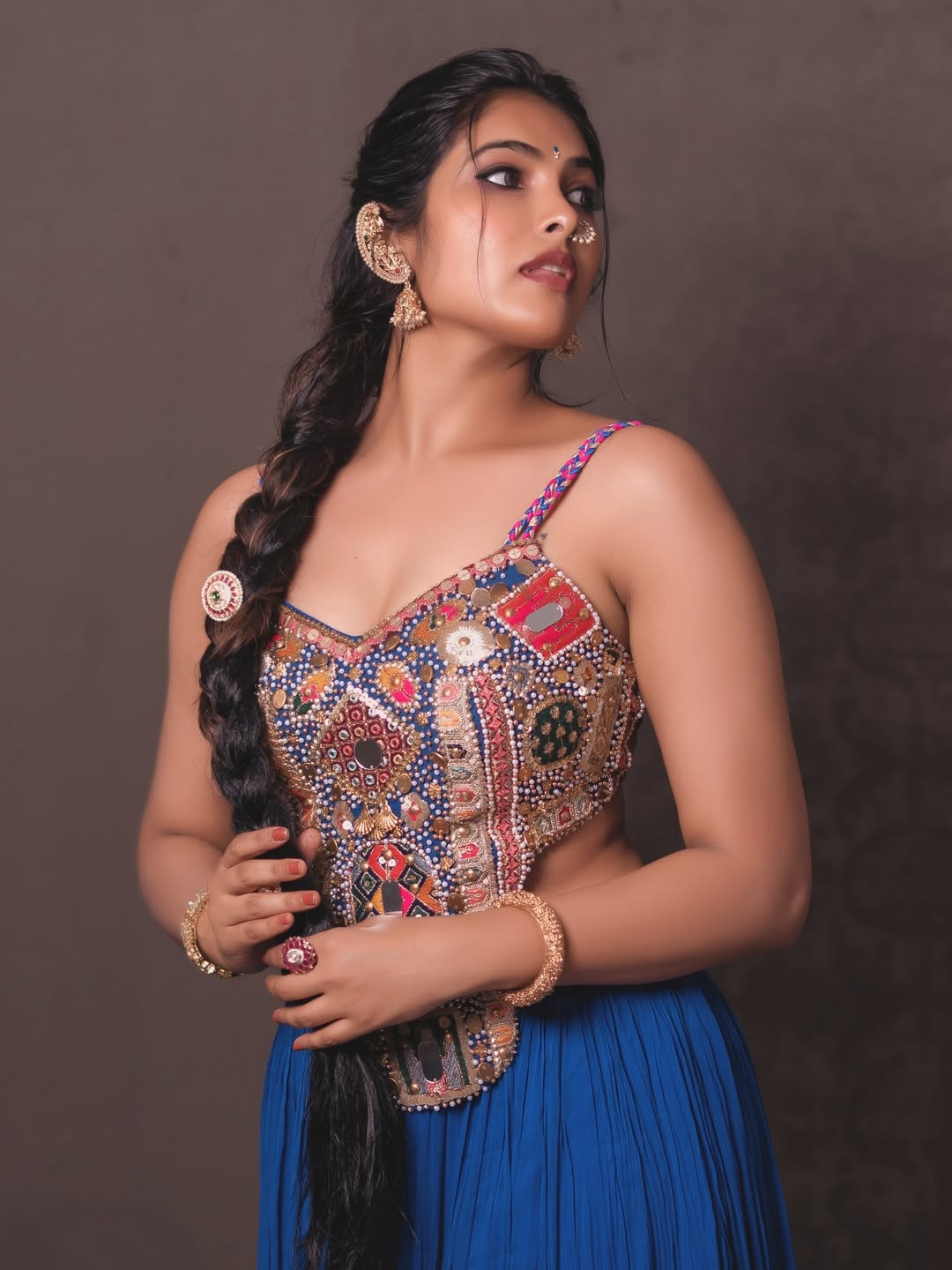 actress Divi Vadthya most recent gorgeous photo