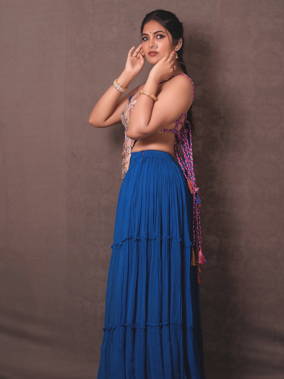 actress Divi Vadthya most recent gorgeous photo