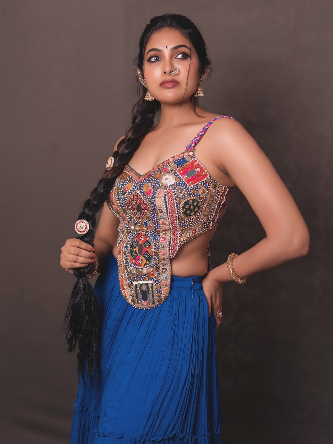 actress Divi Vadthya most recent gorgeous photo