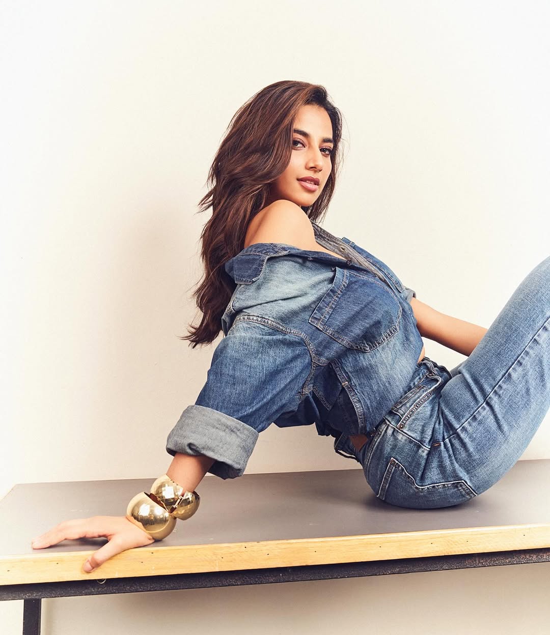 actress meenakshi chaudhary