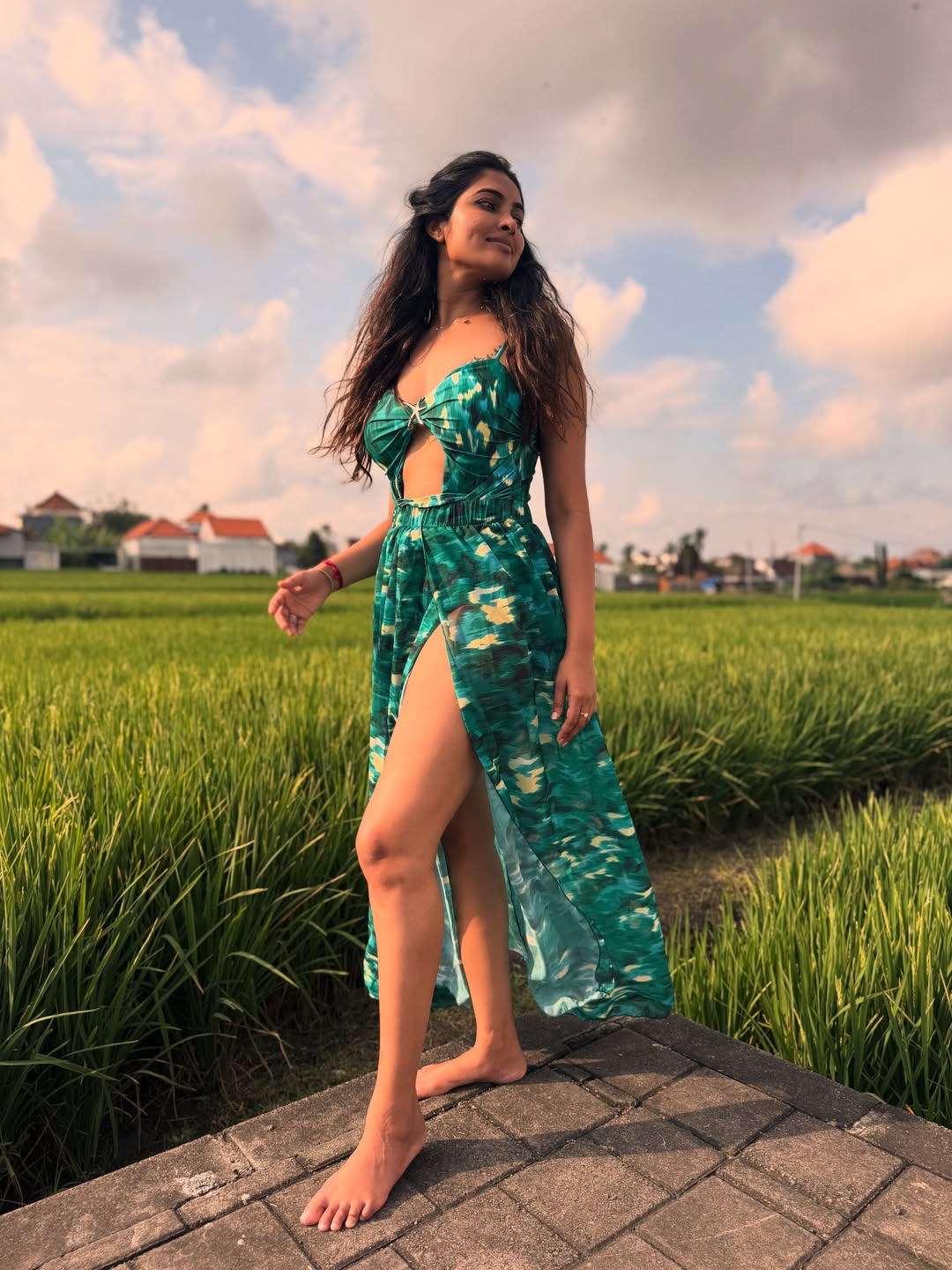Divi Vadthya: Radiating Grace and Undeniable Glamour