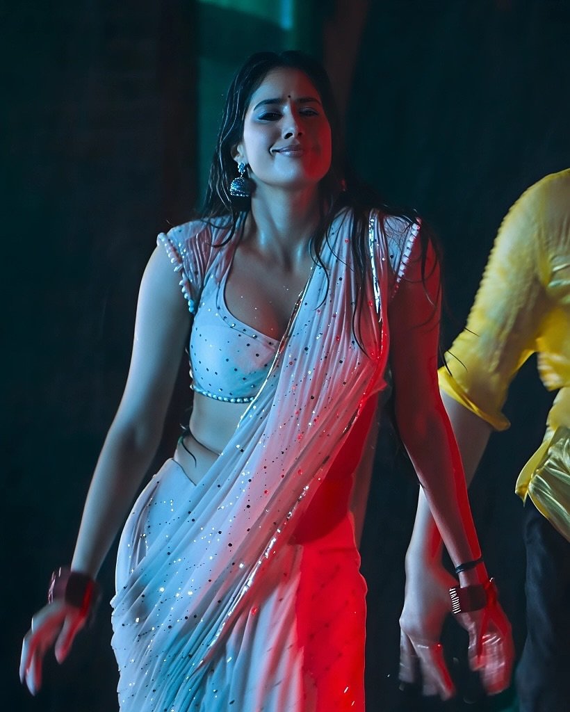 Janhvi Kapoor's Mesmerizing Beauty: A Blend of Glamour and Grace