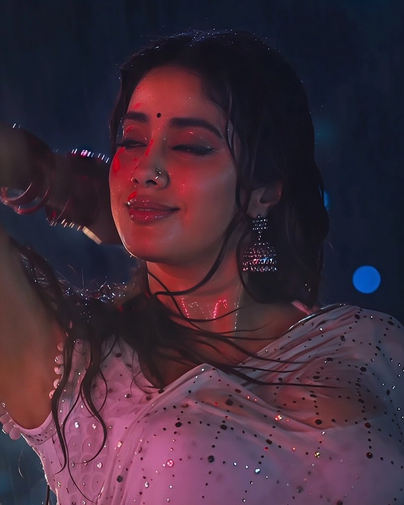 Janhvi Kapoor's Mesmerizing Beauty: A Blend of Glamour and Grace