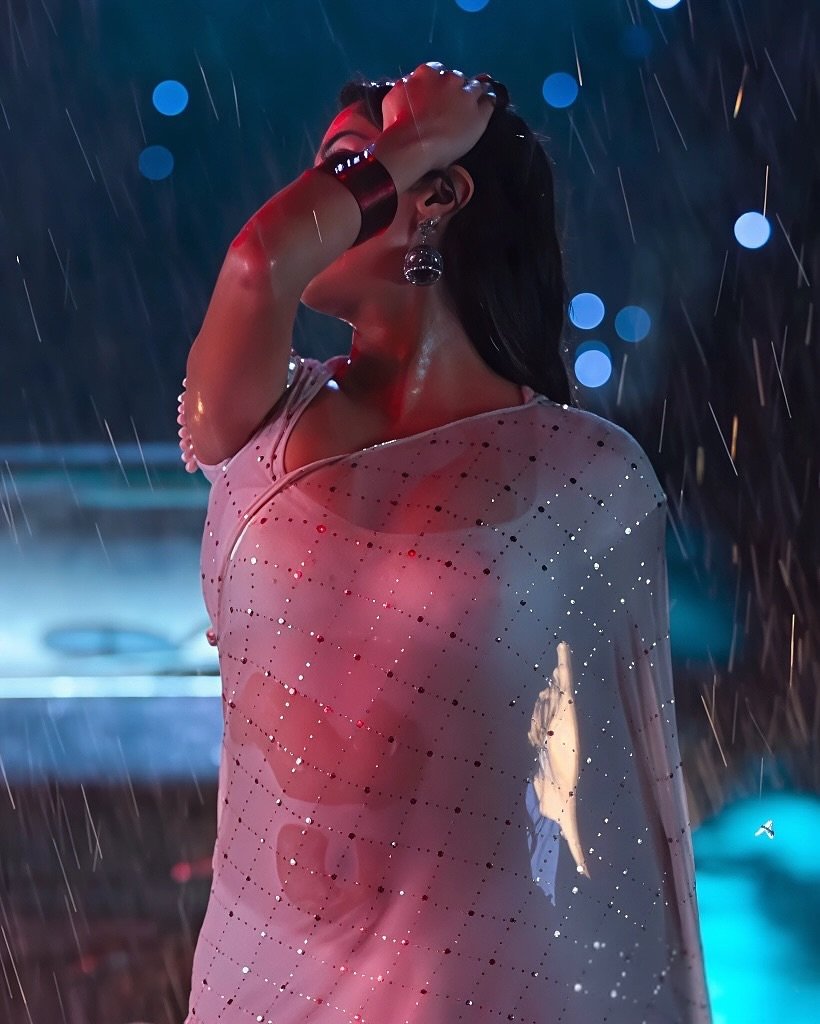 Janhvi Kapoor's Mesmerizing Beauty: A Blend of Glamour and Grace