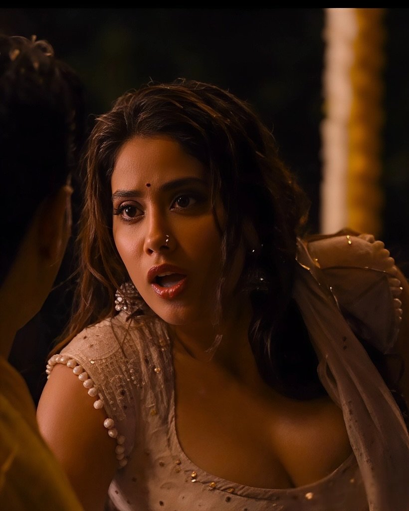 Janhvi Kapoor's Mesmerizing Beauty: A Blend of Glamour and Grace