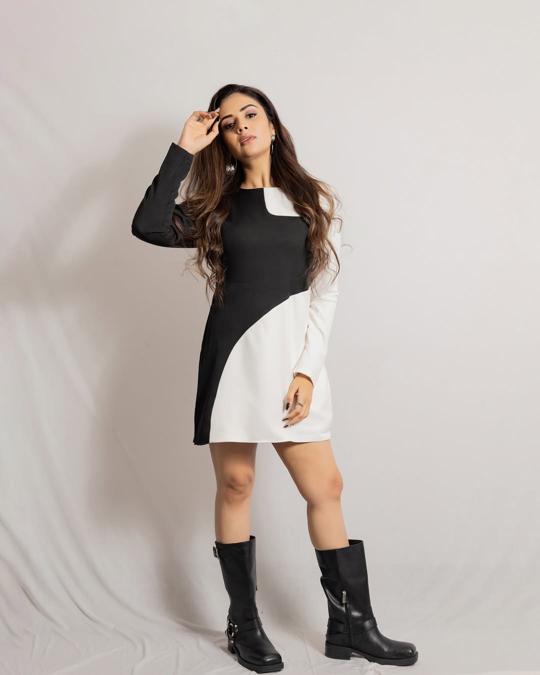 Anchor Sreemukhi latest photos goes