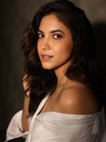 Ritu Matharoo வைட் ஷர்ட்டில் வேற லெவல் போஸ்.. நடிகை ரித்து வர்மாவின் நச் ஸ்டில்ஸ் ...