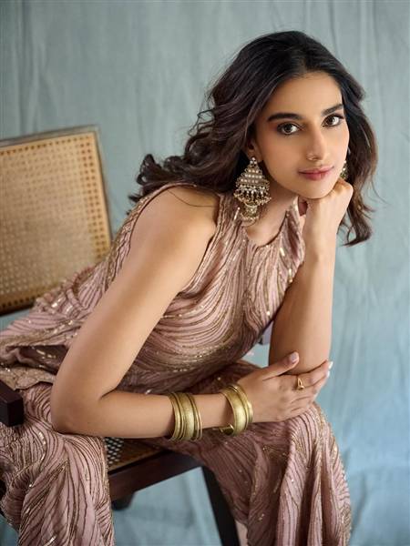actress meenakshi chaudhary