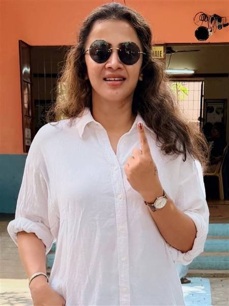 actresses voting costume