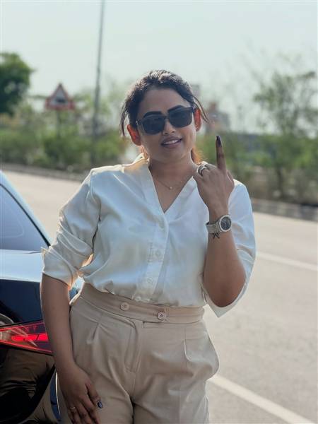 actresses voting costume