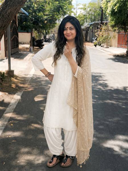 actresses voting costume