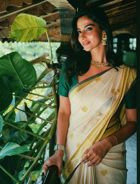actress meenakshi chaudhary