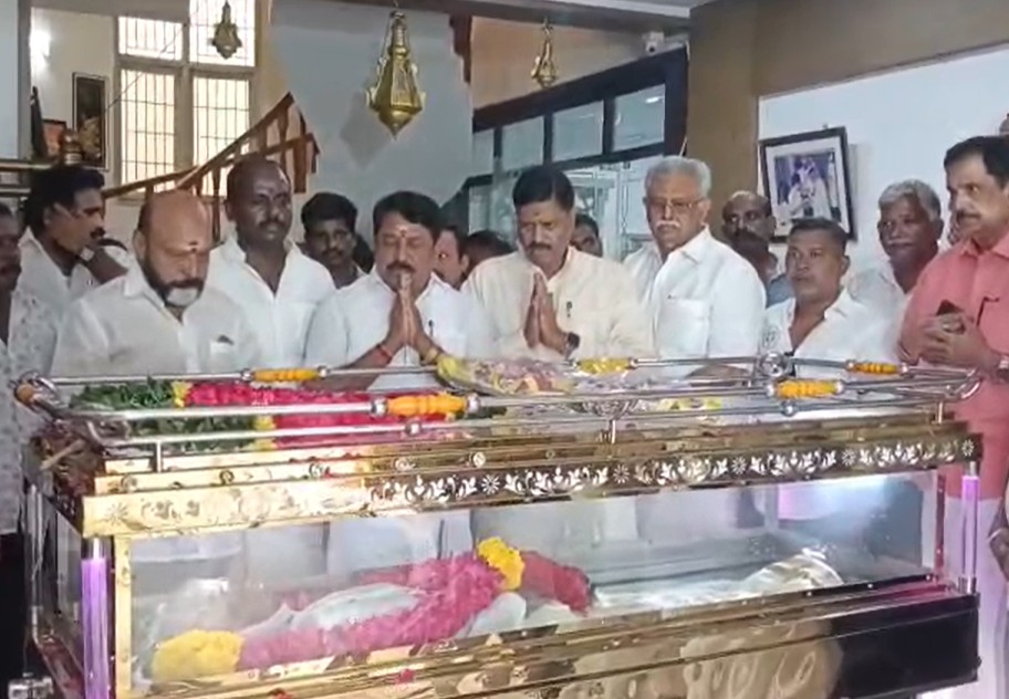 கைத்தாங்கலாக வந்த பவர் ஸ்டார்.. பாரதிராஜா உடலுக்கு அஞ்சலி செலுத்திய ...