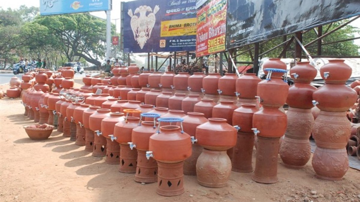 Mud Pots: ಮೈಸೂರಿನಲ್ಲಿ ಮಣ್ಣಿನ ಮಡಿಕೆಗೆ ಭಾರೀ ಬೇಡಿಕೆ