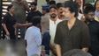 முதலமைச்சர் விஜய்க்காக வெளியேற்றப்பட்ட பாடலாசிரியர் சினேகன்.. மனைவியுடன் சோகமாக நின்ற காட்சி!