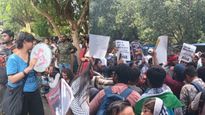 கரப்பான் பூச்சிகளின் போராட்டத்தில் இணைந்த AISA, SFI மாணவ இயக்கங்கள்.. மத்திய அரசுக்கு நெருக்கடி!!