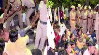 நீட் தேர்வுக்கு எதிராக சென்னையிலும் இரவில் போராட்டம்.. குண்டுக்கட்டாக தூக்கி கைது செய்த போலீசார்