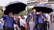 கொட்டும் மழையில் குடையுடன் வந்து ஆய்வு.. காத்திருந்த பொதுமக்களை பார்த்து ‘குஷி’யான முதலமைச்சர் விஜய்