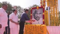  பெருந்தலைவர் காமராஜர் பிறந்தநாள்.. அமைச்சர்கள் புடைசூழ முதலமைச்சர் விஜய் மலர் தூவி மரியாதை!