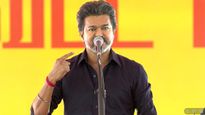திருச்சி டூ கரூர் இடையே கூட்டம் கூட்டமாக நின்று வரவேற்ற பொதுமக்கள்.. தாமதமாக வந்து சேர்ந்த விஜய்