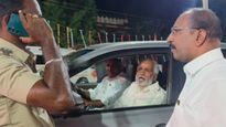 Sekar Babu: திருத்தணி கோயிலில் சேகர்பாபு கார் தடுத்து நிறுத்தம்.. மலை மீது அனுமதிக்க போலீசார் மறுத்ததால் டென்ஷன்