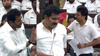 தமிழகத்தை உலுக்கிய பிரச்சினைகளை எழுப்பிய எதிர்க்கட்சிகள்! 2 மணி நேரம் தாமதமாக சட்டசபைக்கு வந்த விஜய்