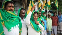 தலையில் துண்டு, நெற்றியில் பட்டை நாமம்.. “