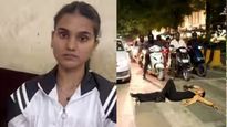 லென்டர்ன் சிக்னலில் நடுரோட்டில் ஹாயாக காலை நீட்டி படுத்த இளம்பெண்.. அடுத்த நிமிடமே நடந்த ட்விஸ்ட்