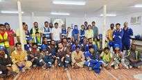 துபாய் சுட்டெரிக்கும் வெயில்.. தொழிலாளர்களின் தாகம் தீர்த்த 'கூலிங் ஹார்ட்ஸ்' நெகிழ்ச்சி முயற்சி! 