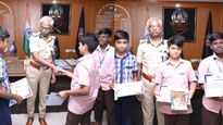 சாலையில் கிடந்த ரூ.33,710.. காவல் நிலையத்தில் ஒப்படைத்த சிறுவர்கள்.. பாராட்டிய மதுரை காவல் ஆணையர் 