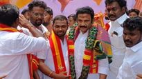  தவெக எம்.எல்.ஏவுக்கு மயில் இறகு மாலை.. இணைப்பு விழாவில் வெடித்த சர்ச்சை!