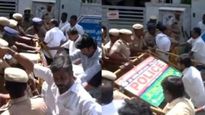 உதயநிதியை கைது செய்ய குவிந்த போலீஸ்.. படையெடுக்கும் திமுகவினர் தடுப்புகள் வைத்து தடுத்து நிறுத்தம்.. தள்ளுமுள்ளு