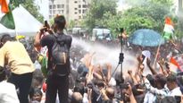 போராட்டத்தில் தண்ணீரை பீய்ச்சி அடித்த போலீஸ்! டான்ஸ் ஆடிய மாணவர்கள்! ராஞ்சியில் இளைஞர்கள் சம்பவம்