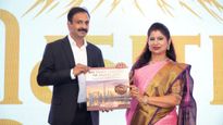 துபாய் மண்ணில் ஜொலிக்கும் தமிழ்ப் பேராசிரியரின் சாதனை... உலக அரங்கில் 'சிகரம்' தொட்ட தருணம்! 
