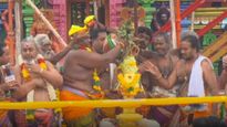 மதுரை குலுங்க குலுங்க.. மீனாட்சி அம்மன் கோவில் குடமுழுக்கு விழா! பக்தர்கள் மீது புனித நீர் தெளிப்பு!