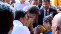 மீனாட்சியம்மன் கும்பாபிஷேகத்தில் பிடிஆர் தாயார் ஒதுக்கப்பட்ட சர்ச்சை.. இன்று காலில் விழுந்தார் விஜய்