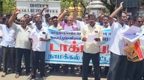 கடன் வசூலிக்க வந்தால்  செருப்பால் அடிக்கணுமா? கூட்டுறவு வங்கி ஊழியர்களை கொந்தளிக்க வைத்த பேச்சு