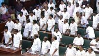 விஜய் பேச்சுக்கு முன்பு.. சட்டம் ஒழுங்கு பற்றி விவாதிக்க கோரி திமுக எம்.எல்.ஏக்கள் அமளி!