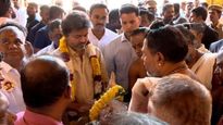 Vijay: மதுரை மீனாட்சி அம்மன் கோயிலுக்கு வந்த விஜய்! யார் பெயரில் அர்ச்சனை செய்தார் தெரியுமா?