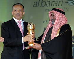 Salahuddin receiving trophy