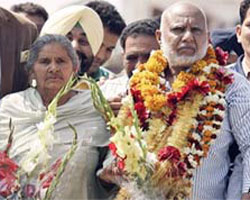 Kashmir Singh with Paramjit Kaur