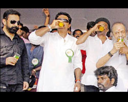 Kamal, Sarathkumar, Rajini and Vaali