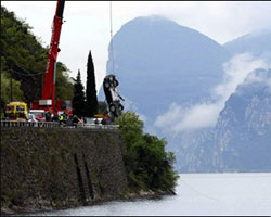 Aston Martin, James Bond car is being fished out of Lake Garda