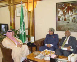 Indian minister of state for external affairs Ahmed and Indian ambassador for Saudi Farooq, meeting Saudi minister for Haj affairs